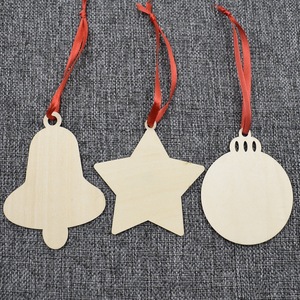 Etiquetas Colgantes de Madera Cracker Barrel con Logotipo de Felices Fiestas, Rectangulares, Color Madera Natural, Decorativas para Interiores - Product Image 4