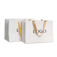 Emballage biodégradable de luxe, possibilité de personnaliser son propre logo, sac cadeau en papier kraft plaqué or avec poignée en corde