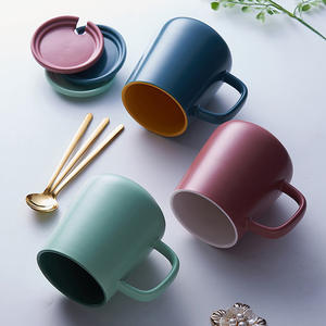 Mug en céramique nordique coloré et créatif avec couvercle et cuillère, ensemble de deux pièces, grande capacité, tasse à café, cadeau pour les fêtes - Product Image 5
