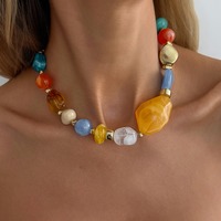 Collier en résine style Maillard vintage, avec grosses perles acryliques géométriques irrégulières et peintes, imitation pierres précieuses