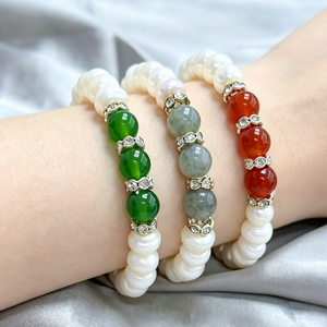 Muses Jewels Armband aus natürlichen weißen Süßwasserperlen, 7–8 mm, barocke elastische Schnur, mehrfarbige Steinarmreifen mit Diamanten-Intarsien - Product Image 1