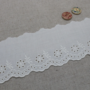 Passamaneria in pizzo voile di poliestere e cotone ricamato ecologico con motivo floreale <span class=keywords><strong>a</strong></span> occhiello e bordo smerlato per bordature di capi d'abbigliamento e borse - Product Image 1