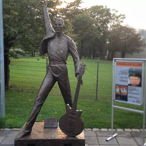 Grande <span class=keywords><strong>sculpture</strong></span> en bronze pour l'extérieur Queen Band Lead Singer Star Rock Star <span class=keywords><strong>Freddie</strong></span> <span class=keywords><strong>Mercury</strong></span> Statue en métal grandeur nature Personnalisation