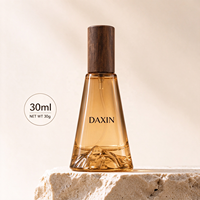 Vente en gros de flacons de parfum en verre personnalisés avec logo, 30 ml, forme conique pyramidale, fond volcanique, flacon de parfum rechargeable avec bouchon en bois