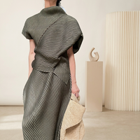 Ensemble deux pièces chic et décontracté pour femme : haut plissé asymétrique à col montant et manches courtes, et jupe longue unie pour l'été