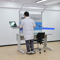 Mesa de Trabajo Esquinera DETALL ESD para Ensamblaje de Semiconductores con Ajuste de Altura y Diseño Ergonómico