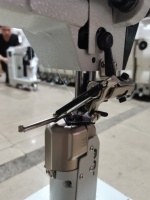 Machine à coudre industrielle à point noué à aiguille simple QK-9910 avec alimentation par rouleaux et broderie intégrée