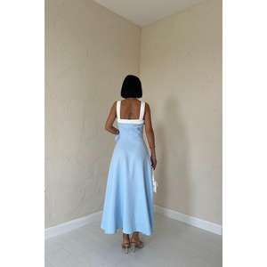 Robe Modeste à Bretelles Motif Rose Bleue Col Carré Taille Empire Col Halter pour Femme XS – Idéale Printemps/Automne – Vente en Gros ODM - Product Image 1