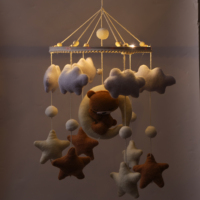 Jouet en peluche doux Montessori pour bébé, pendentif de lit pour enfant, téléphone portable, fait main, mignon, avec rembourrage, animaux de la forêt en feutre, boîte à musique lumineuse