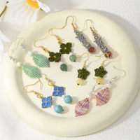 Boucles d'oreilles pendantes originales en macramé micro-tressé avec feuille, nœud porte-bonheur et fleur, design artisanal, petites boucles d'oreilles pendantes pour filles