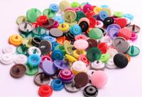Machine automatique à boutons-pression