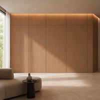 Revêtement mural en placage de bois avec grands modules, joints fins, coins recouverts et éclairage linéaire intégré pour les intérieurs