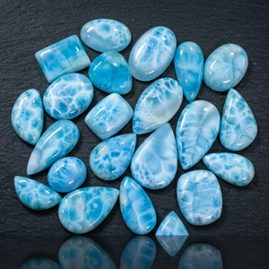 พลอยลาริมาร์ธรรมชาติจาก MAHNAJ GEMS ขายส่ง รูปทรงผสม สีฟ้าขัดเงา สำหรับทำเครื่องประดับ ราชสถาน ชัยปุระ - Product Image 1