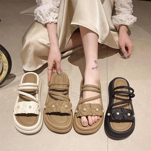 Zapatos de playa de suela blanda, versátiles y a la moda, para usar con pantuflas planas informales para mujer. - Product Image 2