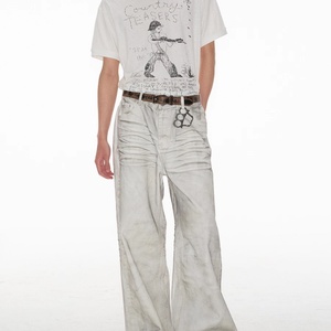 Jeans droits en denim blanc vieilli, teint et délavé, style streetwear vintage pour homme, avec plis et moustaches pressés - Product Image 3