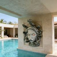Produits très demandés - Vente en gros de sculptures murales en résine de la buste de Méduse - Décoration haut de gamme pour la maison sur le thème de la mythologie grecque