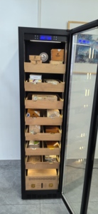 Humidor Eléctrico para Cigarros NE-196 Independiente de 380L Extra Grande con Capacidad para 2800 Cigarros, Revestimiento de Madera Sólida y Control de Temperatura y Humedad - Product Image 5