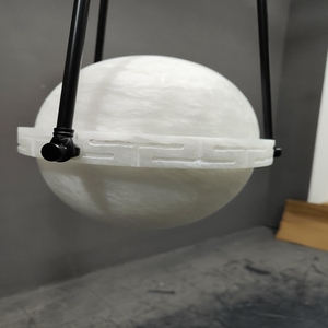Luminaire suspendu sphérique de luxe en albâtre avec crochets en métal doré et plafonnier pour une ambiance commerciale et résidentielle - Product Image 5