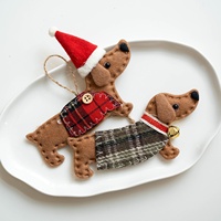 Nouvelles décorations créatives européennes pour sapins de Noël : poupées chien teckel en tissu, chapeaux, écharpes et clochettes