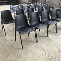 Chaise en plastique empilable moderne et durable avec pieds en métal, design écologique pour l'école, la formation, la maison, le bureau et les événements