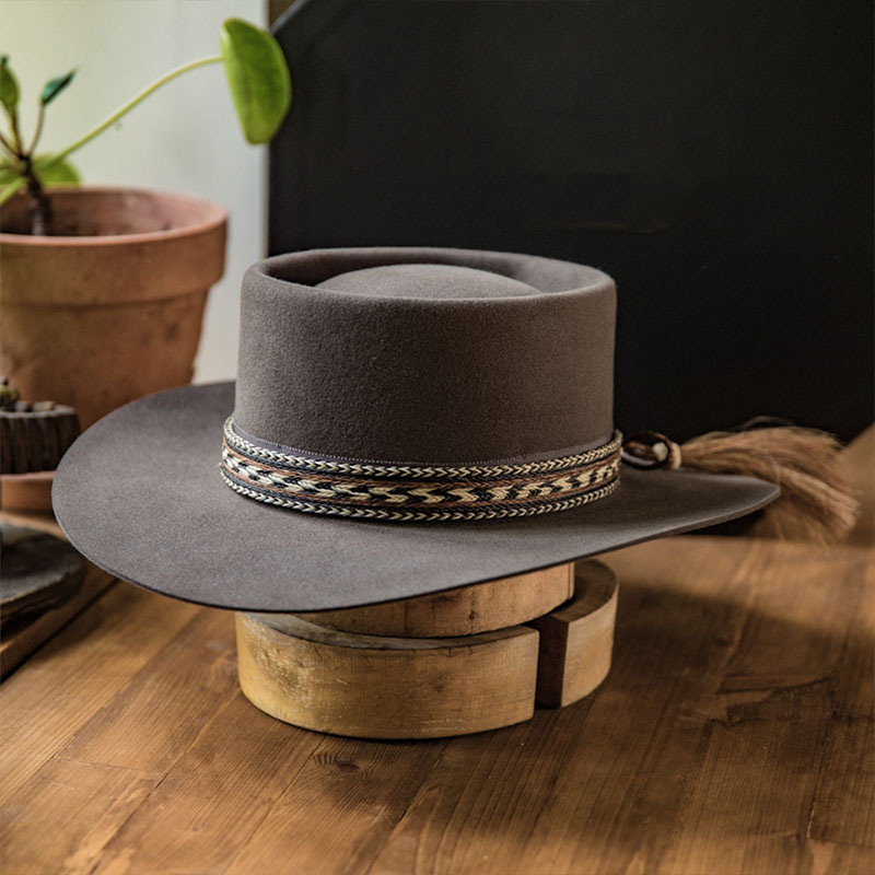 Chapeau de cheval gris pierre