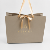 Sac en papier personnalisé de luxe élégant, couleur taupe, avec impression dorée et poignée en ruban, pelliculage mat, pour les détaillants de vêtements de boutique