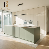 Conception de cuisine complète moderne vert clair pour projet de construction de maison entière - Armoires de cuisine
