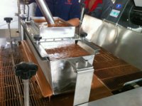 Machine continue automatique de revêtement de crème glacée au chocolat pour la fabrication de chocolat