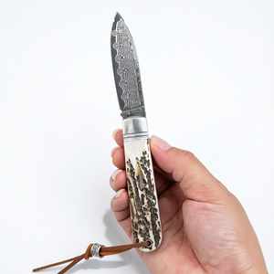 Coltello Pieghevole Artigianale in Acciaio Damascato con Manico in <span class=keywords><strong>Corno</strong></span> <span class=keywords><strong>di</strong></span> <span class=keywords><strong>Cervo</strong></span>, Stile Vintage, per Caccia, Campeggio, Sopravvivenza all'Aperto - Product Image 5
