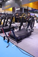 Caminadora Curva Multifuncional, Máquina de Entrenamiento 4 en 1 Hyrox para Empujar/Tirar de Trineo, Ejercicios de Granjero, Correr y Zona de Acondicionamiento Físico