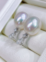 Pendientes de Oro de 18K con Dos Diamantes Cultivados en Laboratorio y Perla Blanca Australiana de Agua Salada