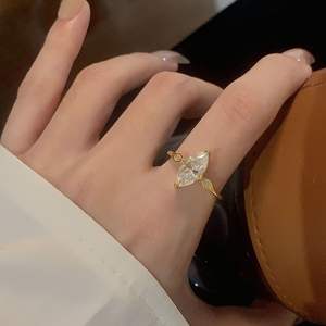 خاتم مويسانيت مطلي بالذهب من الفضة عيار 925 بحجر أبيض بيضاوي الشكل 6*12 قيراط، الأكثر مبيعًا في أوروبا وأمريكا - Product Image 6