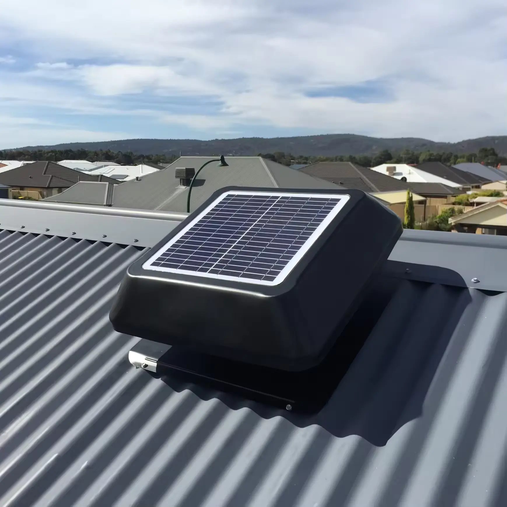 Ventilador de ventilação de sótão movido a energia solar para armazém ecológico Ventilador de fábrica DC de exaustão de sótão montado no telhado