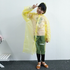 Impermeable desechable de polietileno para niños, para senderismo y camping al aire libre, estilo poncho individual con capucha y botones. - Product Image 3