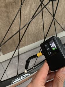 2024 nouveau BL01 moteur sans balais Portable pompe à vélo électrique pompe à Air gonfleur <span class=keywords><strong>de</strong></span> <span class=keywords><strong>pneu</strong></span> pour vélo avec une durée <span class=keywords><strong>de</strong></span> vie plus longue - Product Image 2