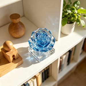 ดอกกุหลาบเรซิ่นใสสีฟ้า: ผลงานศิลปะดอกไม้อมตะและของขวัญ ผลิตตามสั่งโดยโบจิยี่ - Product Image 4