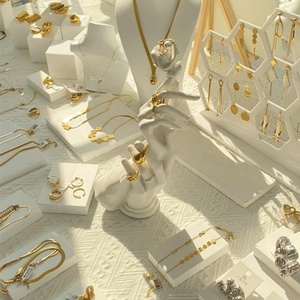 Joyería de Acero Inoxidable, Anillos Chapados en Oro de 18K, Juego de Anillos de Estilos Variados, Minimalistas, Apilables, Hipoalergénicos, Personalizables al por Mayor - Product Image 2