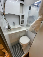 Camper pour camion avec design coulissant, réservoirs de stockage intégrés, évier de cuisine et portes à fermeture douce