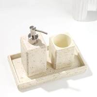 Fabricant OEM d'ensembles de salle de bain en résine personnalisée, style pierre de grotte, en polyrésine beige travertin, comprenant distributeur de savon et porte-gobelet, pour hôtels et maisons
