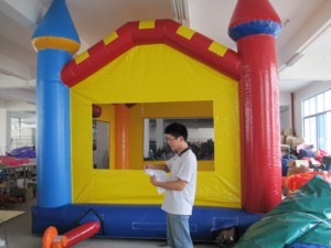 บ้านลมเป่าลมหลากสีทำจากวัสดุ PVC รับน้ำหนักได้ 500 กก. ติดตั้งง่าย เหมาะสำหรับเช่าจัดงานปาร์ตี้กลางแจ้ง - Product Image 3