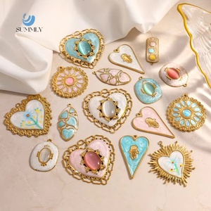 SUMMLY Venta al por mayor de dijes vintage de esmalte con forma de corazón y flor, <span class=keywords><strong>piedra</strong></span> ojo de gato, colgantes de acero inoxidable chapados en oro de 18K, joyería de moda - Product Image 1
