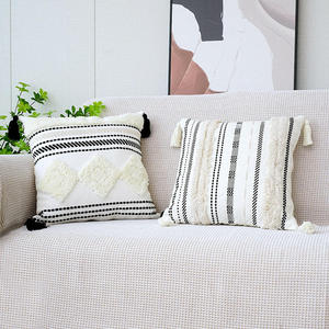Housse de coussin de luxe Innermor, motif floral 100 % coton, rayures géométriques, tissée et tuftée, noir et blanc, portable pour chambre à coucher – Nouvelle collection très prisée - Product Image 3
