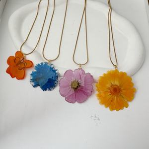Collier pendentif en fleurs naturelles (Senna, <span class=keywords><strong>Cosmos</strong></span>, <span class=keywords><strong>graines</strong></span> noires, Nigella) avec chaîne serpent en acier inoxydable doré - Product Image 6
