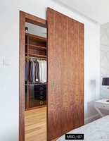 Porte coulissante murale dissimulée en bois composite technique, style grange, avec système de rail, pour intérieur moderne
