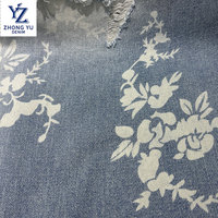 Tissu en denim imprimé de motifs de fleurs blanches personnalisées de 11.3oz tissage sergé bleu doux pour filles et garçons vêtements tissu en jean doux