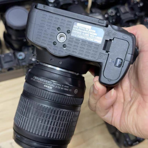 Cámara Digital <span class=keywords><strong>Nikon</strong></span> <span class=keywords><strong>D5300</strong></span> + Lente con Zoom VR de 18-105 mm, Diseño Compacto, Video Full HD para Principiantes y Fotografía al Aire Libre - Product Image 4