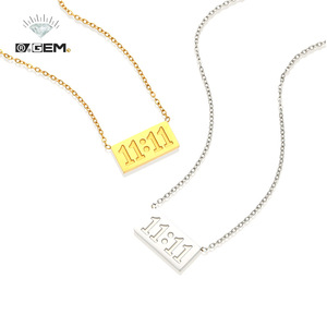 Collier pendentif carré uni plaqué or 18 carats PVD étanche, motif Double Eleven 11:11, vente en gros R.GEM. Bijoux - Product Image 1