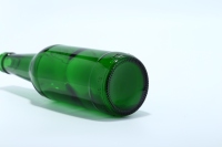 Bouteilles de bière en verre vert de 330 ml en gros - Logo personnalisable via décalcomanie, certifiées ISO9001, marque UPC, bouchon couronne, recyclables