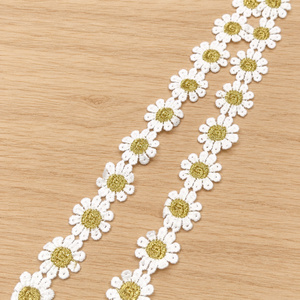Passamaneria in <span class=keywords><strong>pizzo</strong></span> guipure floreale Daisy con petali ricamati e motivi traforati collegati per cuciture su abiti cottage, bluse, polsini e orli - Product Image 4