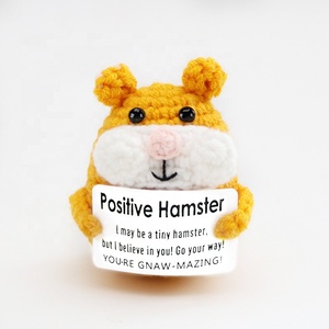 Figurines en fil crocheté à la main : petit chien jaune, paresseux, panda tenant un bambou et hamster mignon – Poupées décoratives festives - Product Image 5